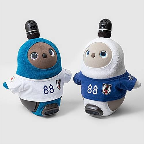 LOVOTストア紹介されているサッカー日本代表ユニホームのLOVOTウェアを着たラボット